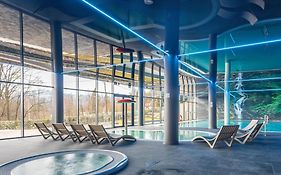 Villa6 Szklarska Poręba- budynek główny hotelu -widok na góry-duże tarasy
